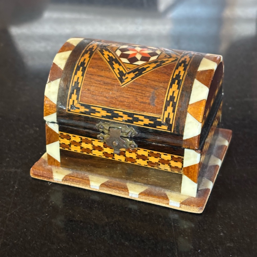 Vintage Glass Bottle Treasure Chest Trinkets - Picture 9 of 12